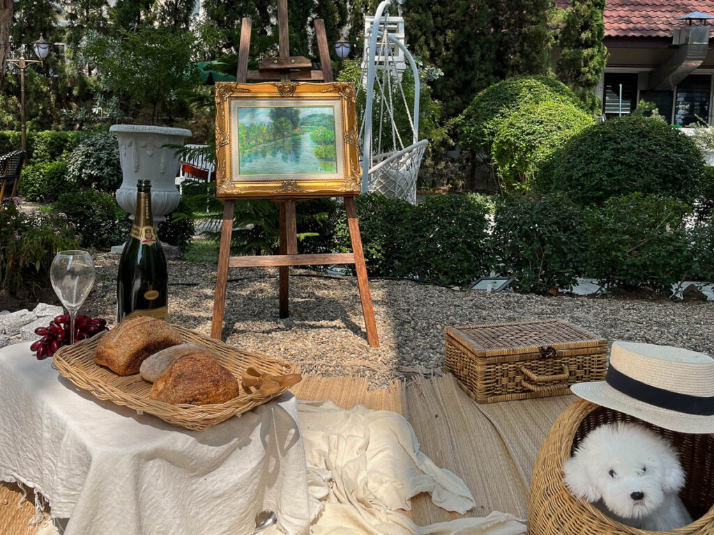 Robert Bake and Brunch Chiang Mai garden picnic setup with bread and outdoor seating