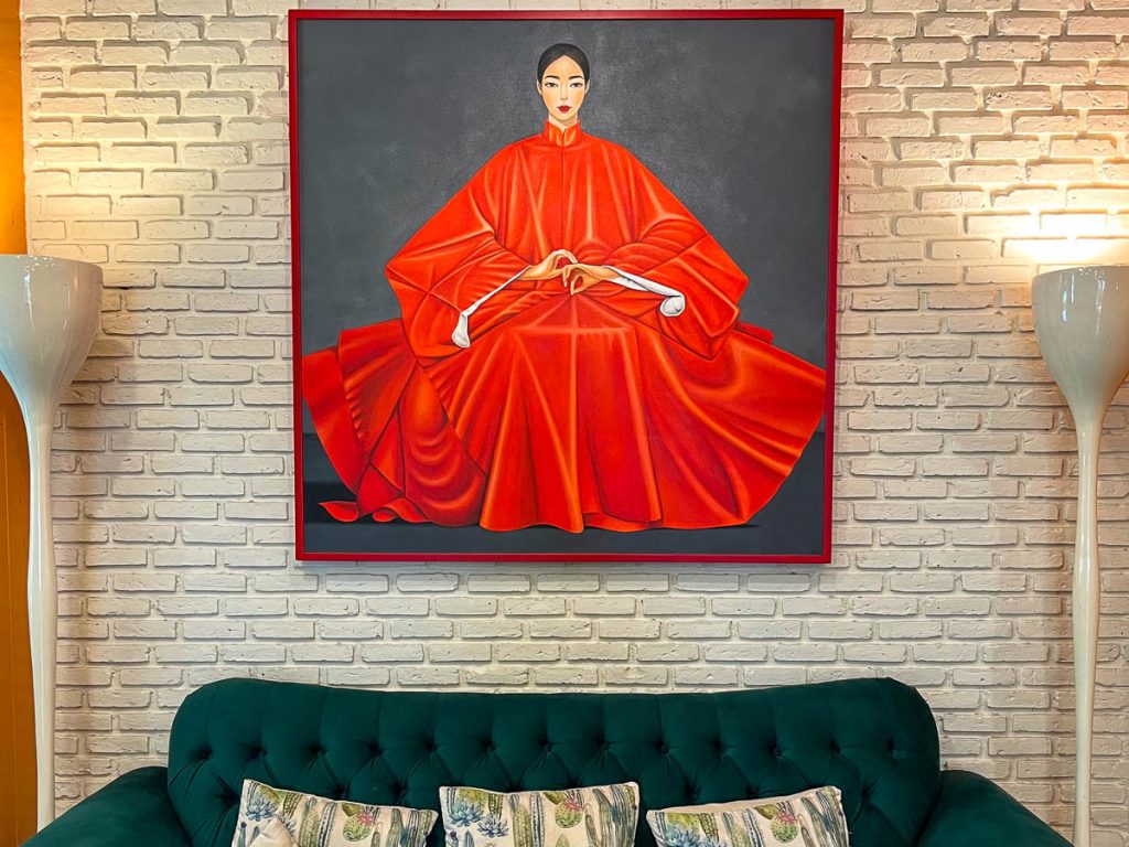 A vivid moment of contrast—crimson robes meet emerald velvet in a striking corner of Caramellow