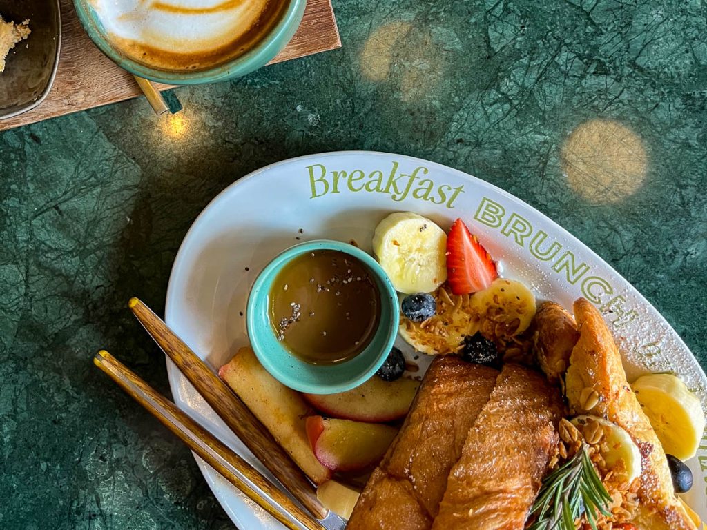 A Chiang Mai morning on a plate—seasonal fruit, French toast, and the promise of a slow day ahead at Kati Breakfast & Brunch