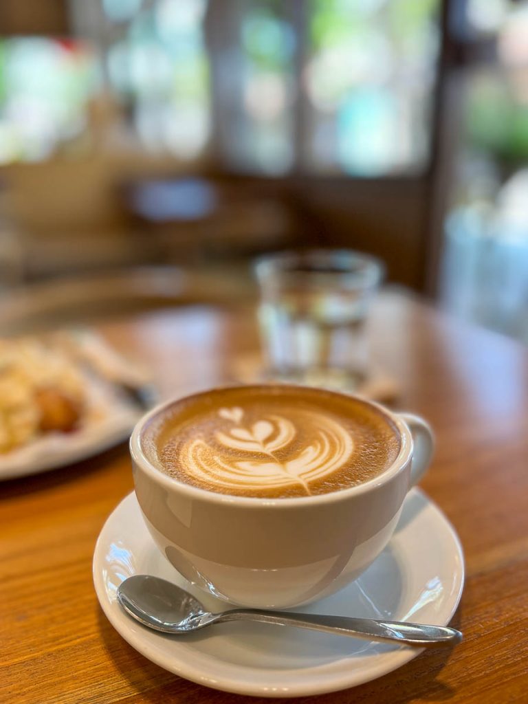 A classic latte, done right—just one of many thoughtful drinks on the Roastniyom JJ-ECO menu