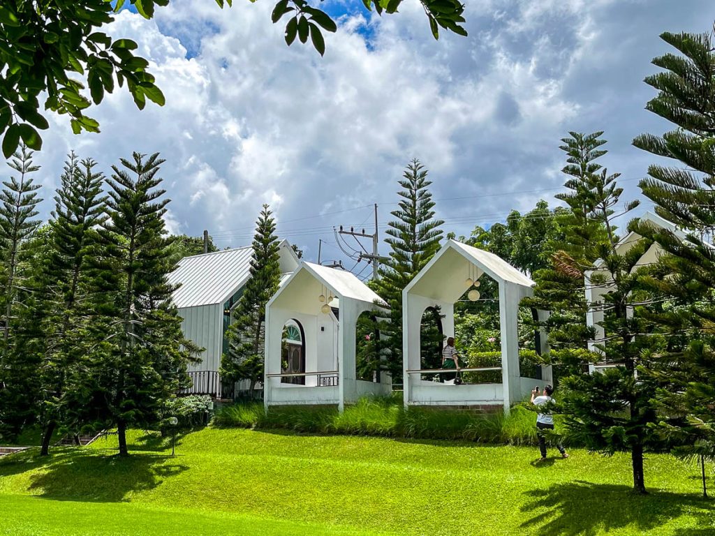 Fleur Cafe & Eatery Chiang Mai garden cafe European style lawn pavilion