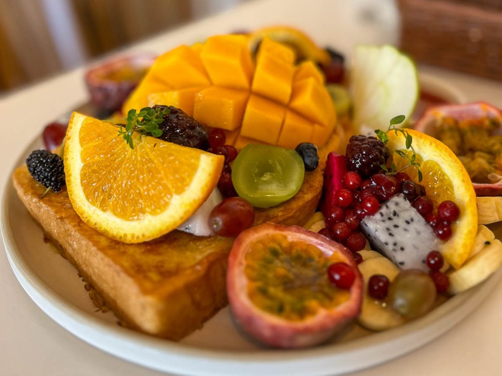 Ryan French Toast with fresh fruit and strawberry sauce at Sun Rays Cafe Chiang Mai